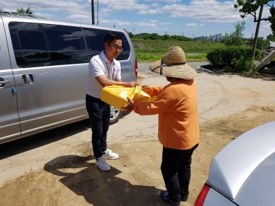 후원물품(장뇌삼) 전달 이미지