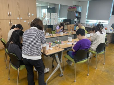 직업적응훈련생 토탈공예(비누꽃을 활용한 미니장식 만들기) 이미지